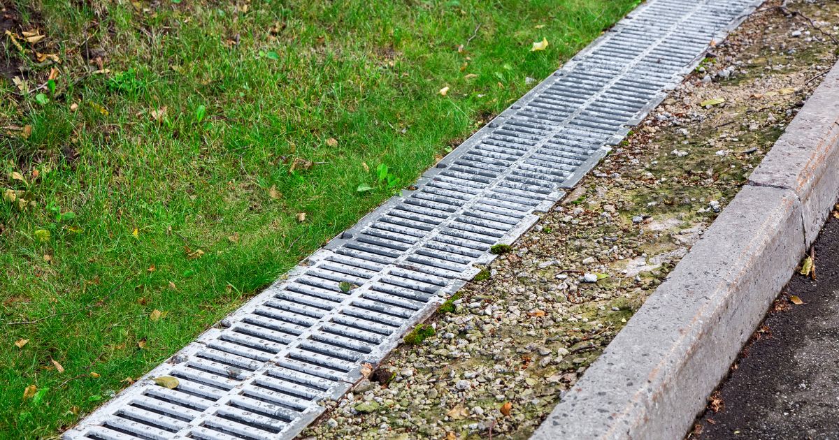 側溝の蓋が重く感じる理由と知っておきたい基本