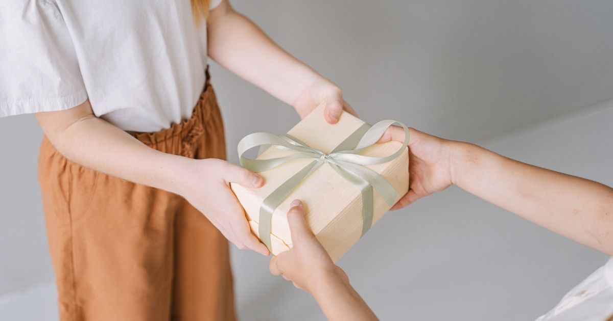 誰に渡すのが一般的?差し入れの対象と考え方