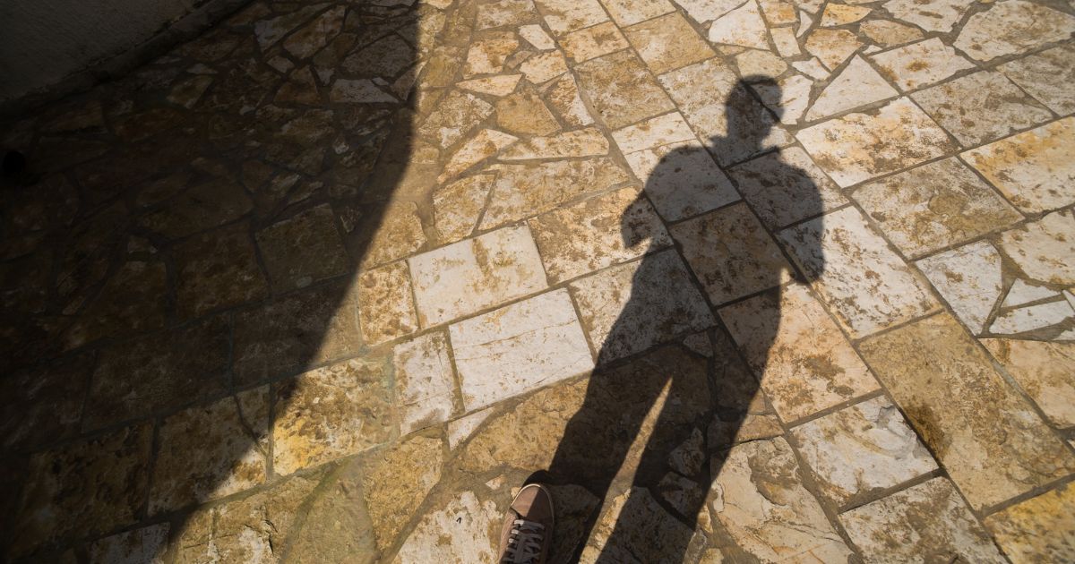 そっけなく見える人と無関心に見える人の違い